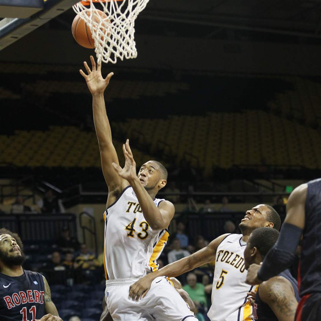 UT-s-Matt-Smith-43-in-the-first-half-UT-s-is-Rian-Pearson