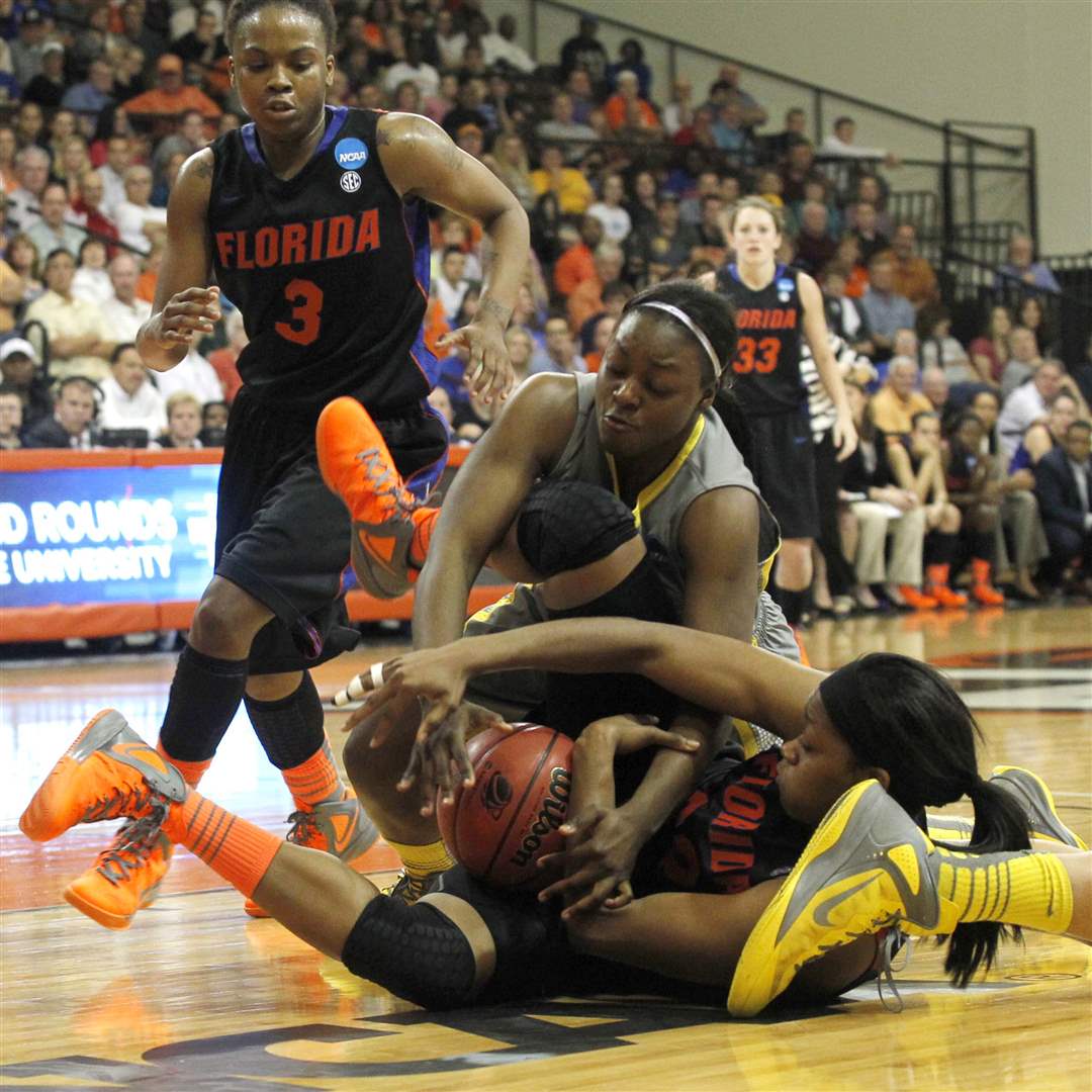 Baylor-s-Terran-Condrey-and-Florida-s-Jennifer-George-scramble-for-the-ball