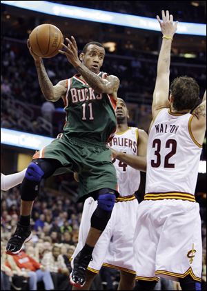 The Bucks' Monta Ellis prepares to wrap a pass around Cleveland's Luke Walton in the first quarter, when Milwaukee scored 35 points.