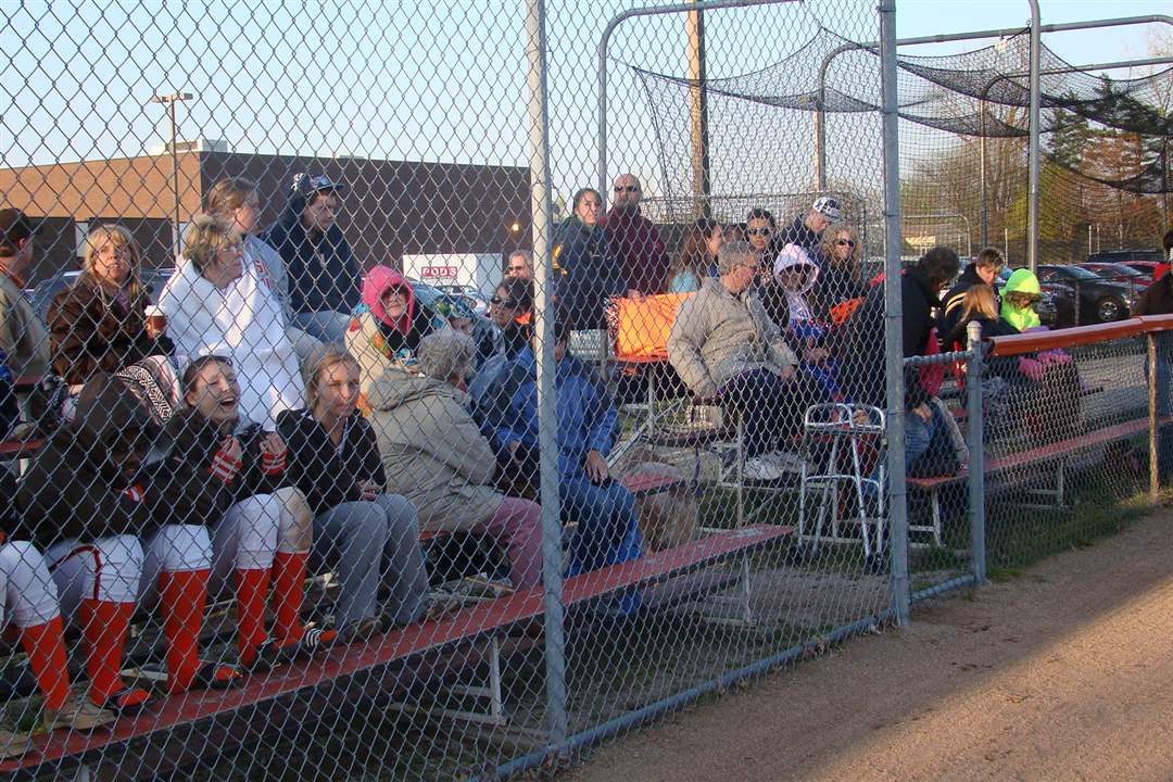 Home-crowd-at-swing-for-the-cure