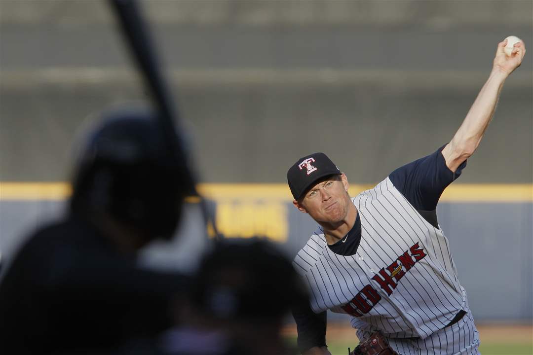 hens-bats-Casey-Crosby