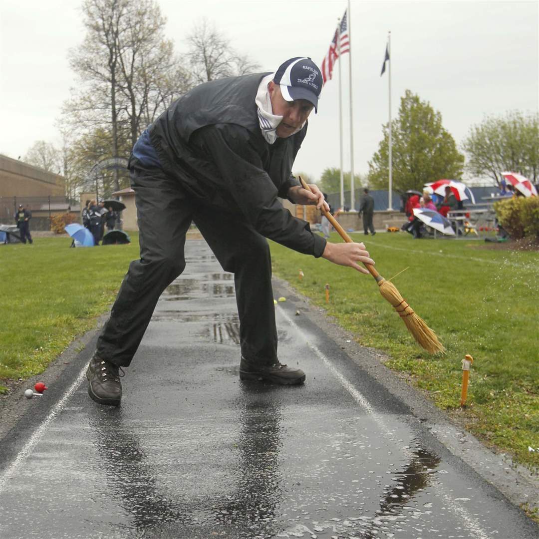 Napoleon-asst-track-coach-Jeff-Ressler