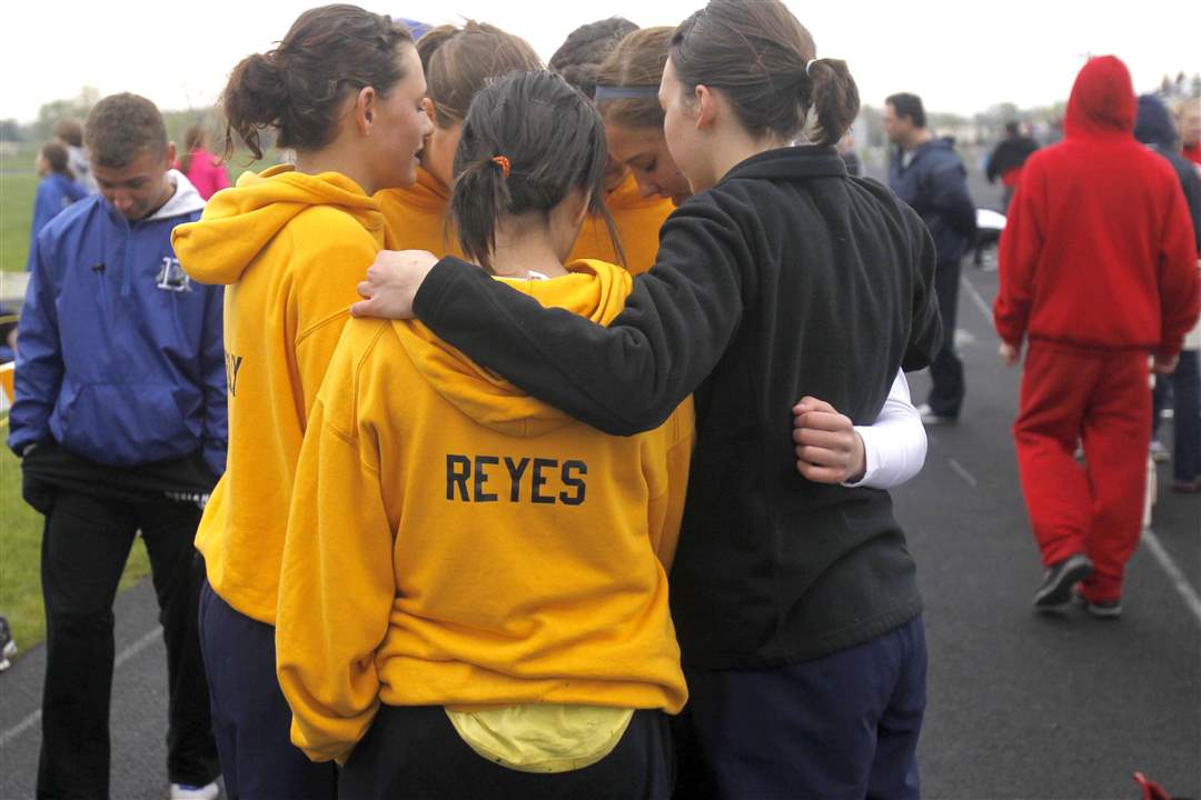 Archbold-runners-huddle-and-pray
