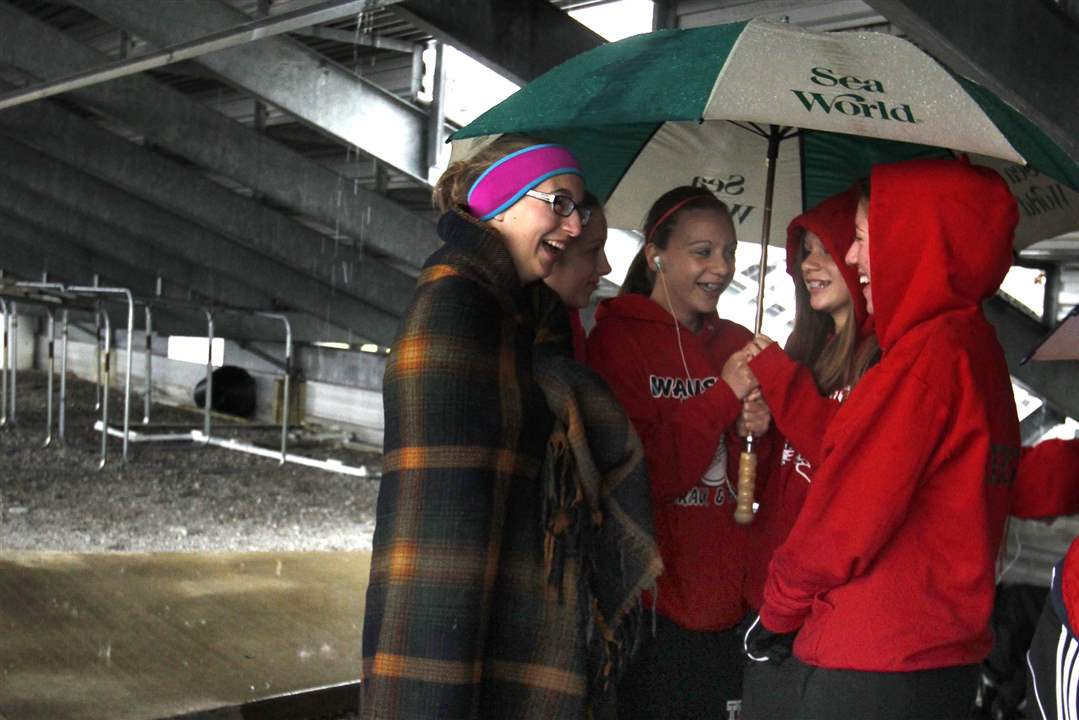 Members-of-the-Wauseon-track-team-huddle