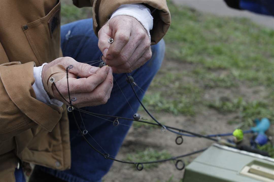 A-fisherman-untangles-a-line