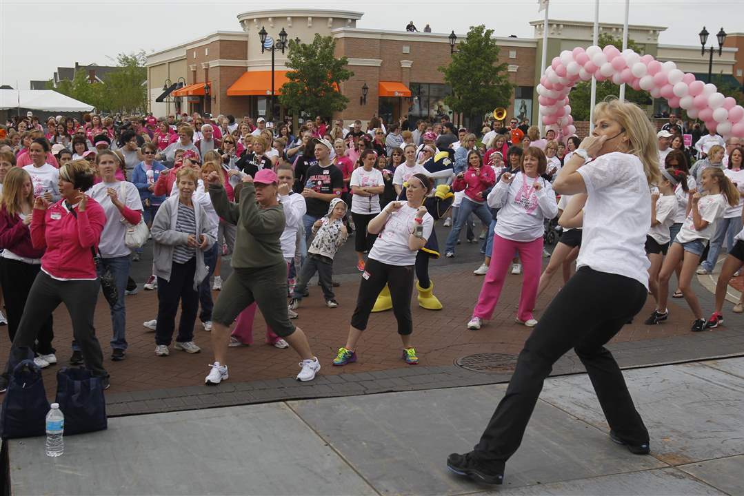Wendy-Cromie-and-her-Perrysburg-Jazzercise-group