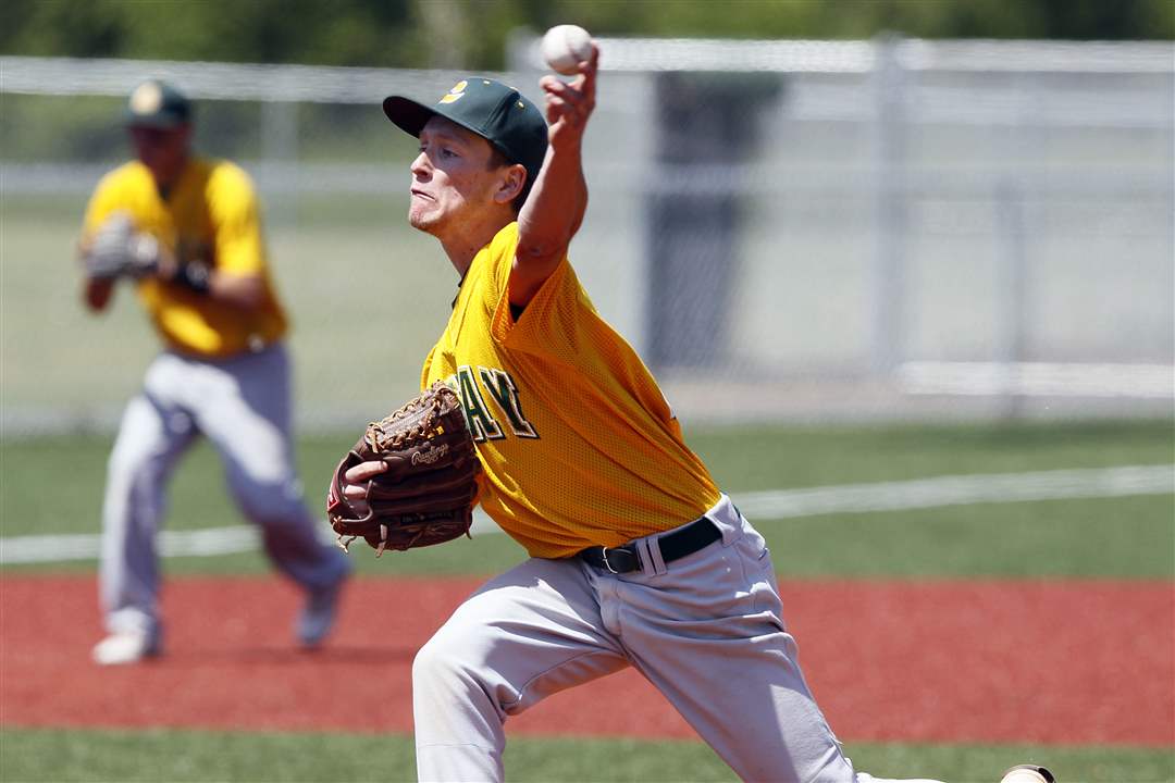 Oregon-Clay-High-School-player-Brett-Jordan-pitches