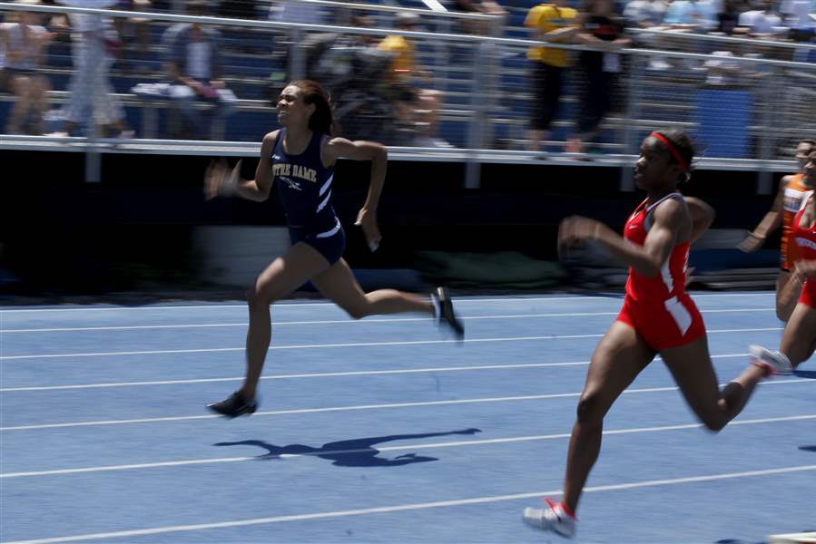 Notre-Dame-s-Jessika-Matthews-sprints-toward-the-finish
