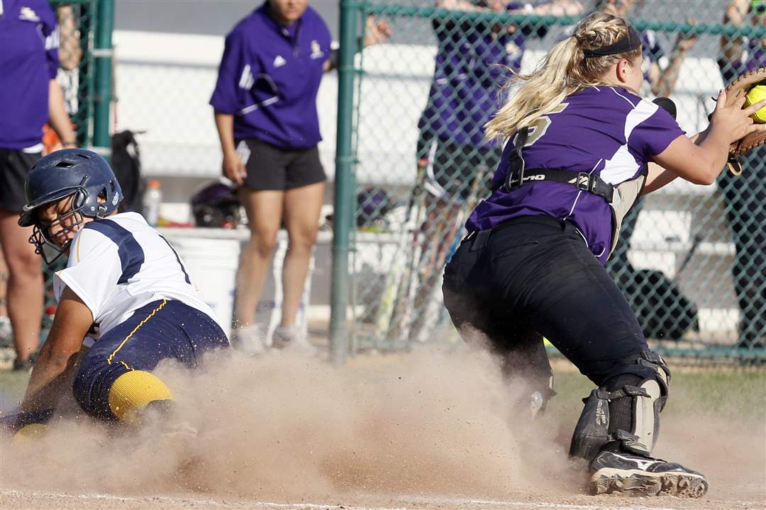 gillespie-scores-run-nda-softball