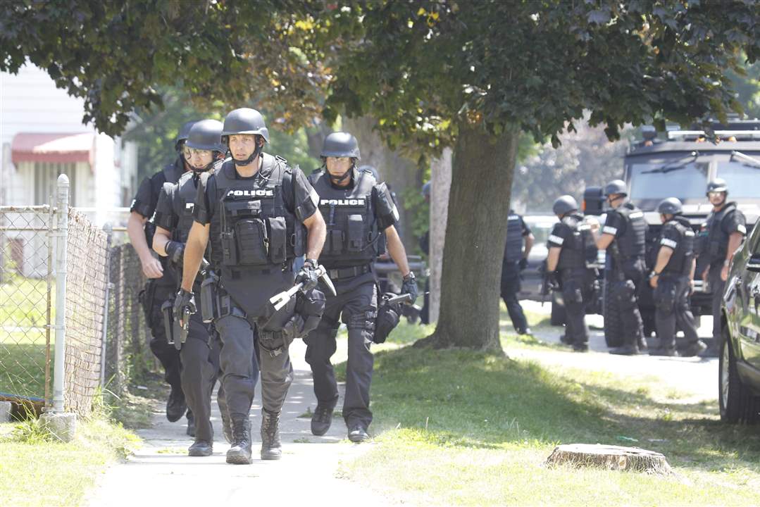 swat-prepares-to-move-in