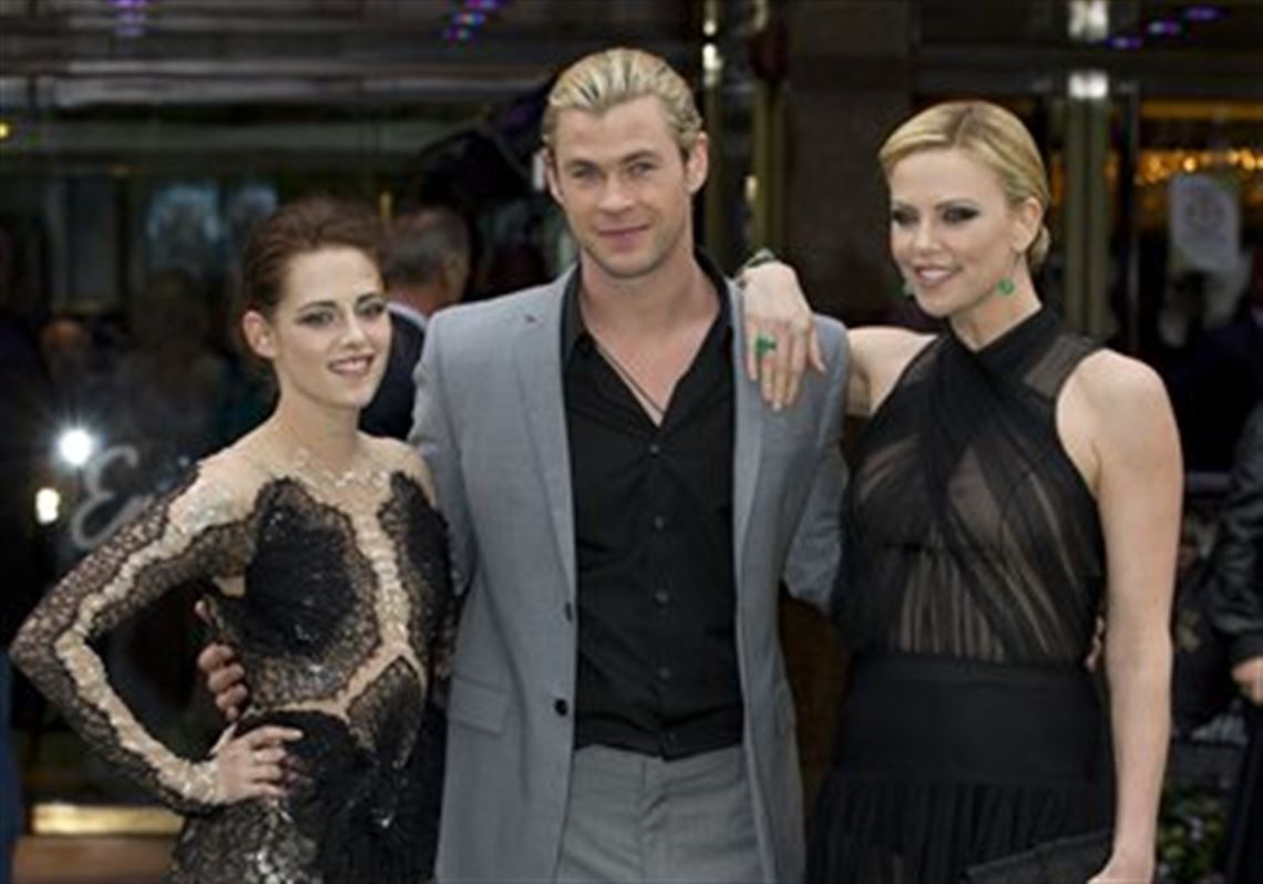 Kristen Stewart And Chris Hemsworth Kiss Scene(02)