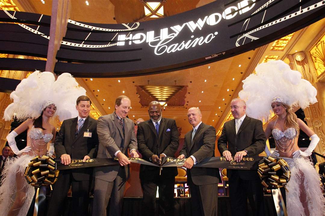 casino-open-Ribbon-cutting-1