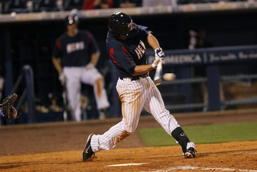 Ryan-Raburn-makes-contact