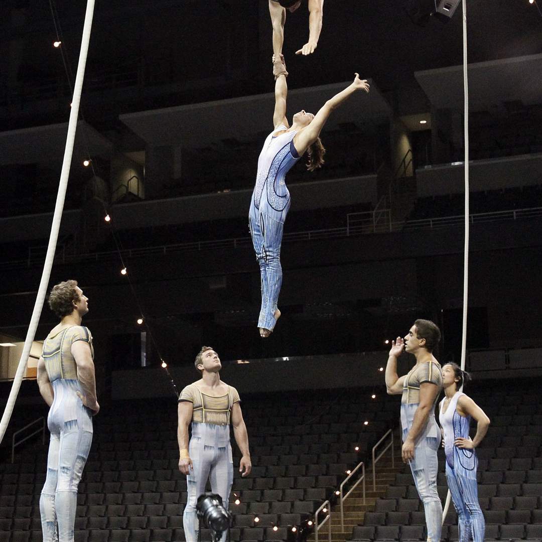 Cirque-Manjos-gives-instructions