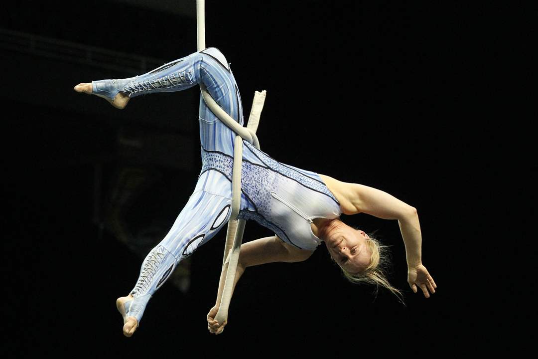 Cirque-Denise-Wal-suspended