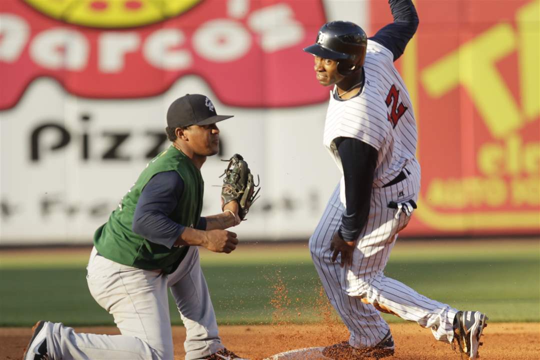 Hens-Austin-Jackson-looks-to-the-umpire-for-the-call