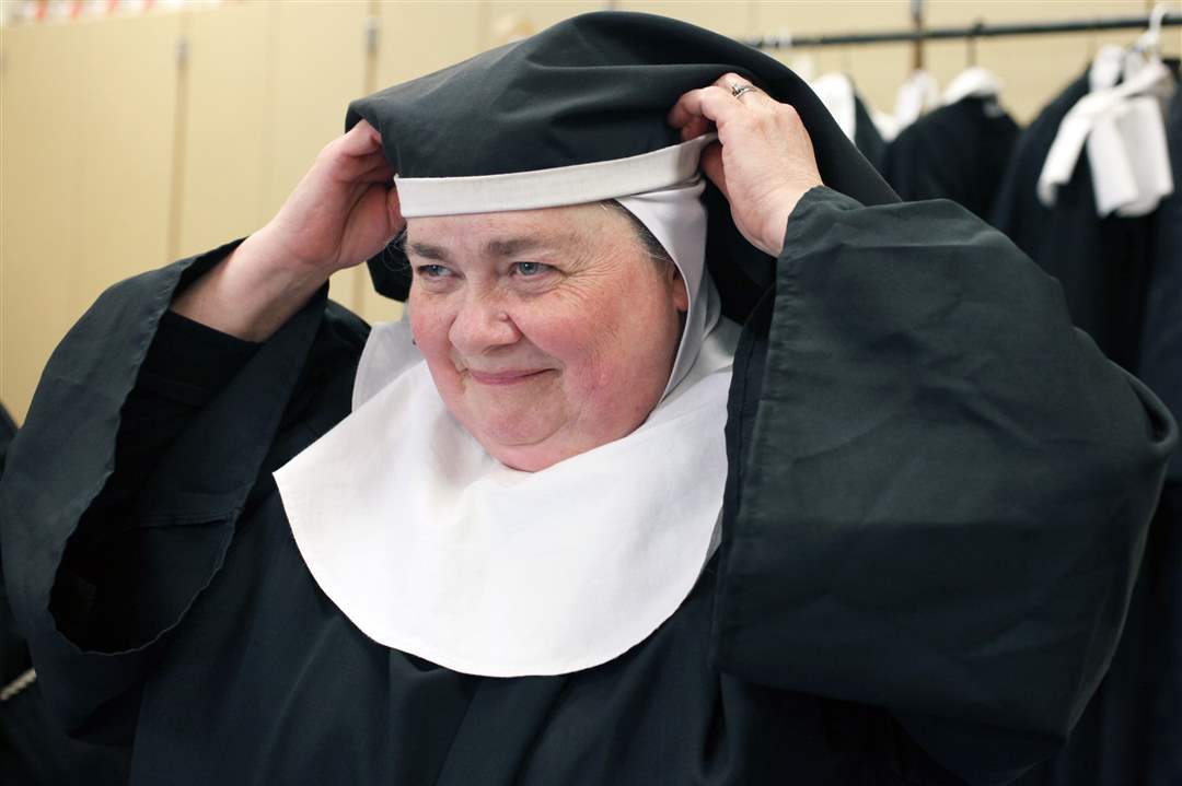 Cast-member-Bettie-Boswell-gets-into-costume