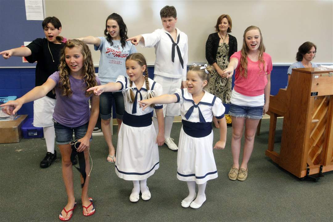 Cast-member-practice-prior-to-the-Perrysburg-Musical