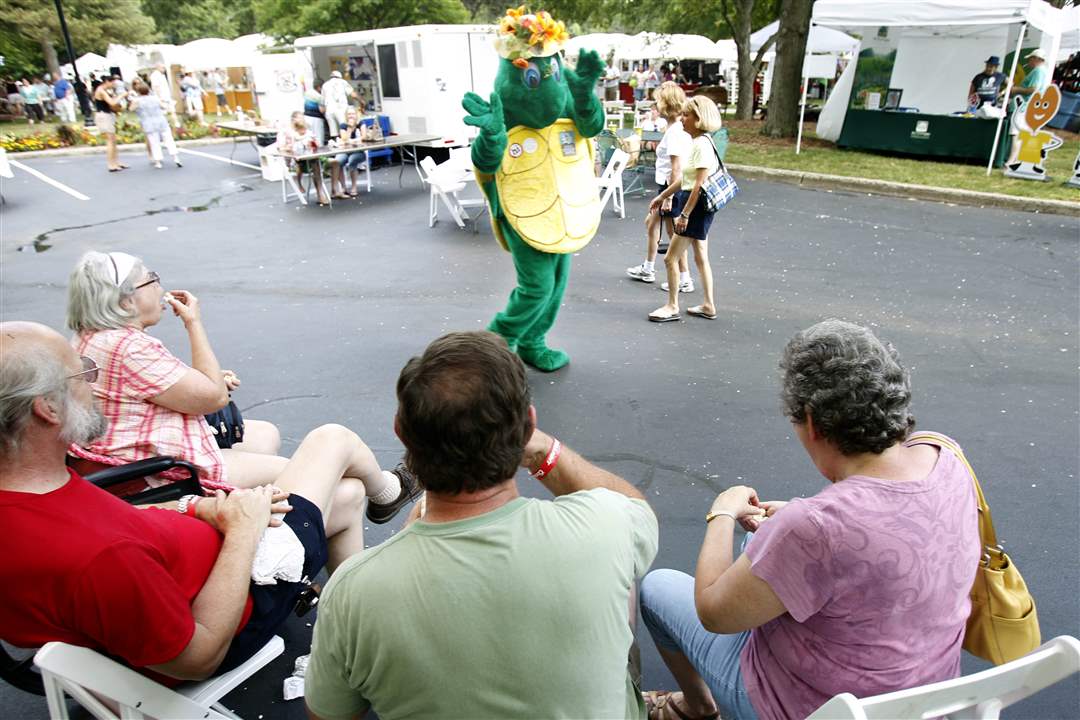 Tulip-the-turtle-greets-visitors-to-the-47th-annual-Crosby-Festival