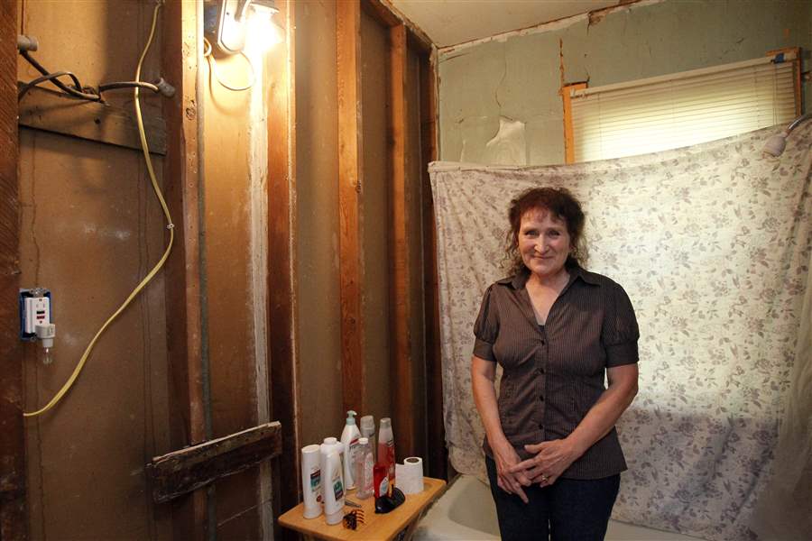 Hum-from-swarm-of-volunteers-to-fill-air-at-East-Toledo-home-2