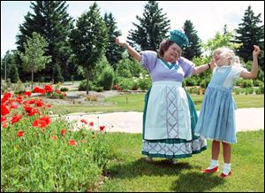 Margaret Pellegrini, one of the original munchkins, dances with Dani Hopper, 6, of Russell, Iowa, during the 1999 Judy Garland Festival in Grand Rapids, Minn. Ms. Pellegrini, who has written an unpublished memoir, above left, was 15 when she worked in ‘The Wizard of Oz.'