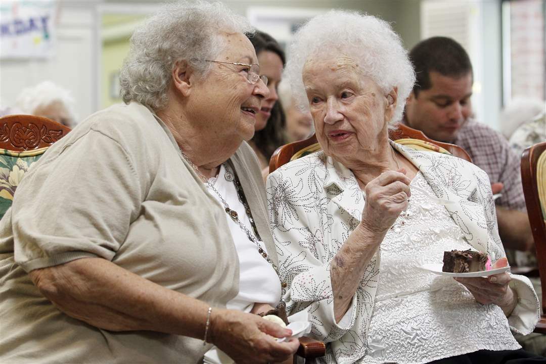 edith-and-sister-cake