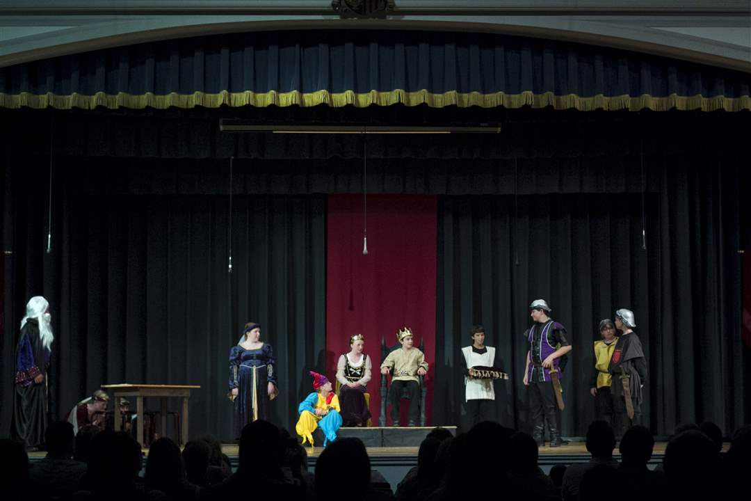 yankee-play-on-stage