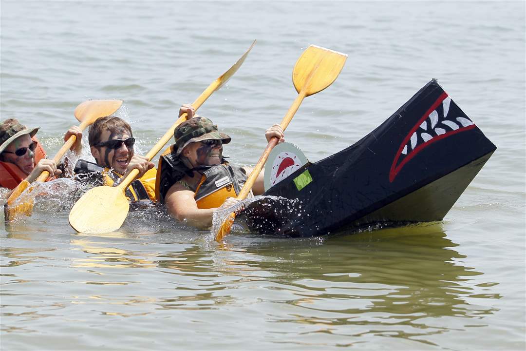 United-States-Navy-SEAL-Team-10-member-Eric-Bradley-center