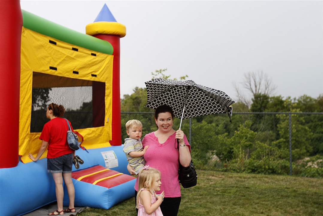 Kim-Hunter-of-Sylvania-center-braved-the-rain