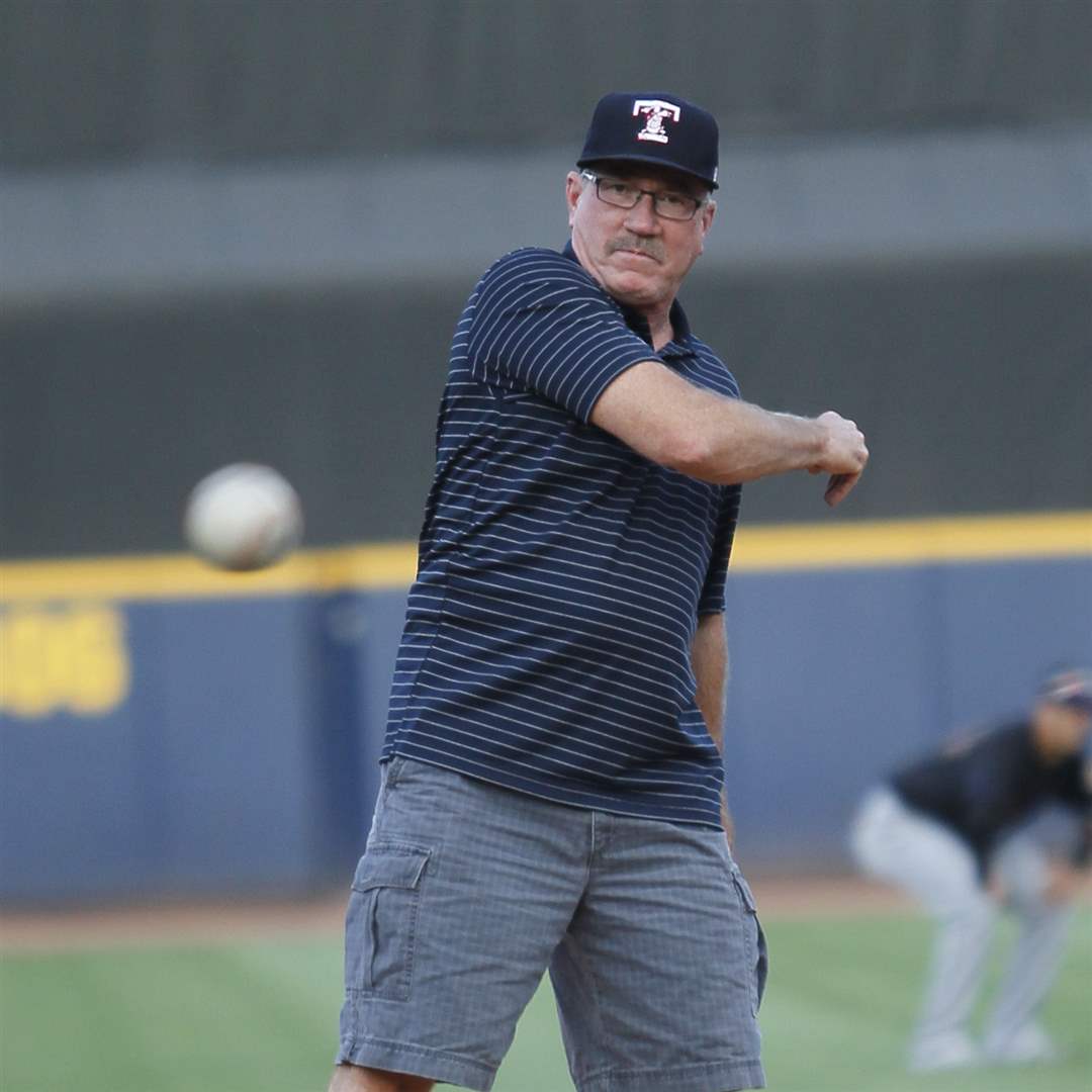 hens-richard-verlander-pitch