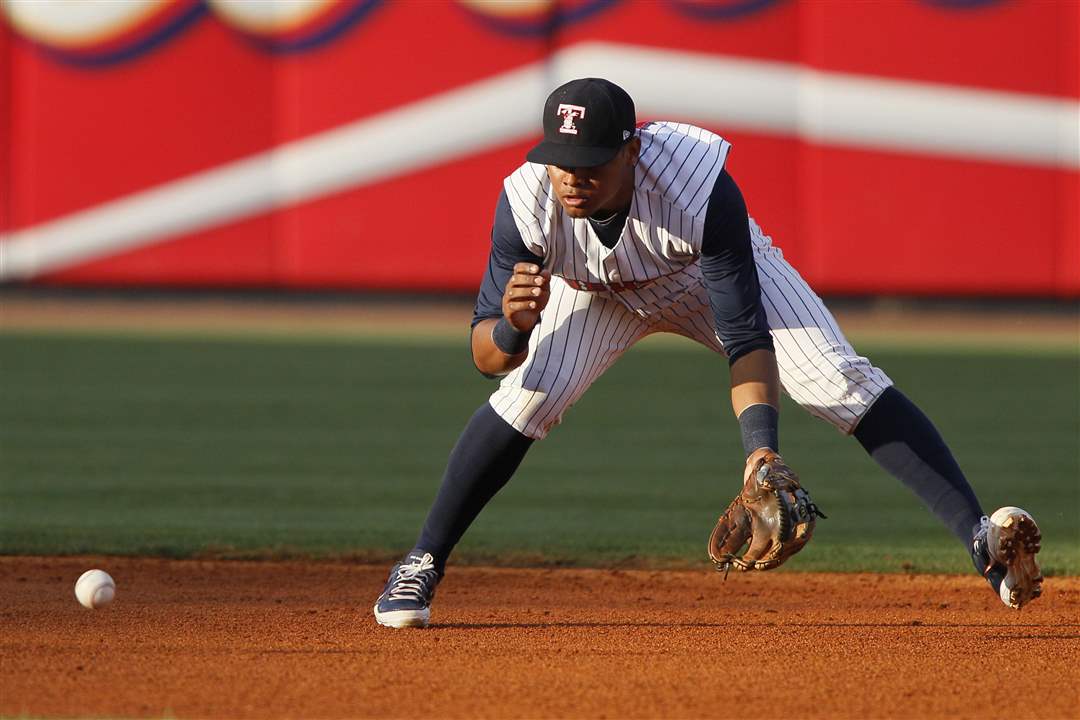 hens-argenis-diaz-grounder