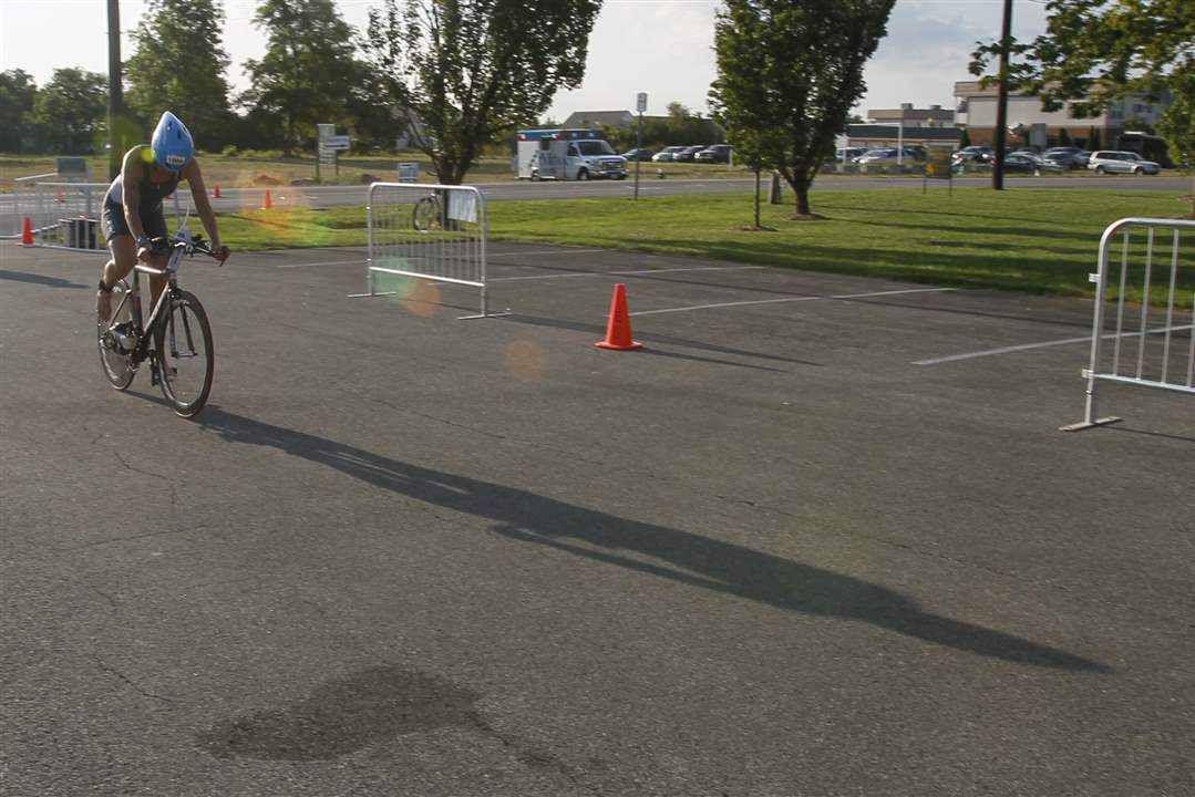 triathlon-rider-finish