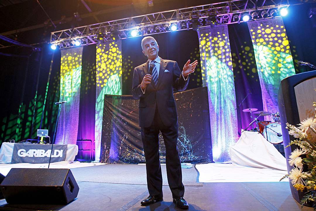 Comedian-Tom-Dreesen-poses-for-a-picture