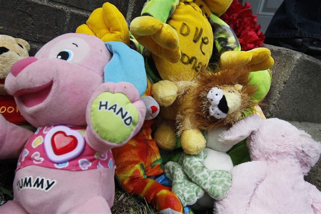 Stuffed-animals-line-the-edge