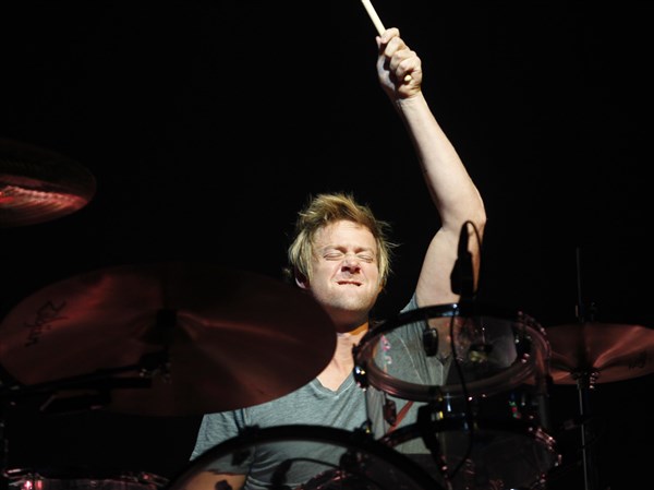 rock band train the drummer net worth - Ilustrasi 3