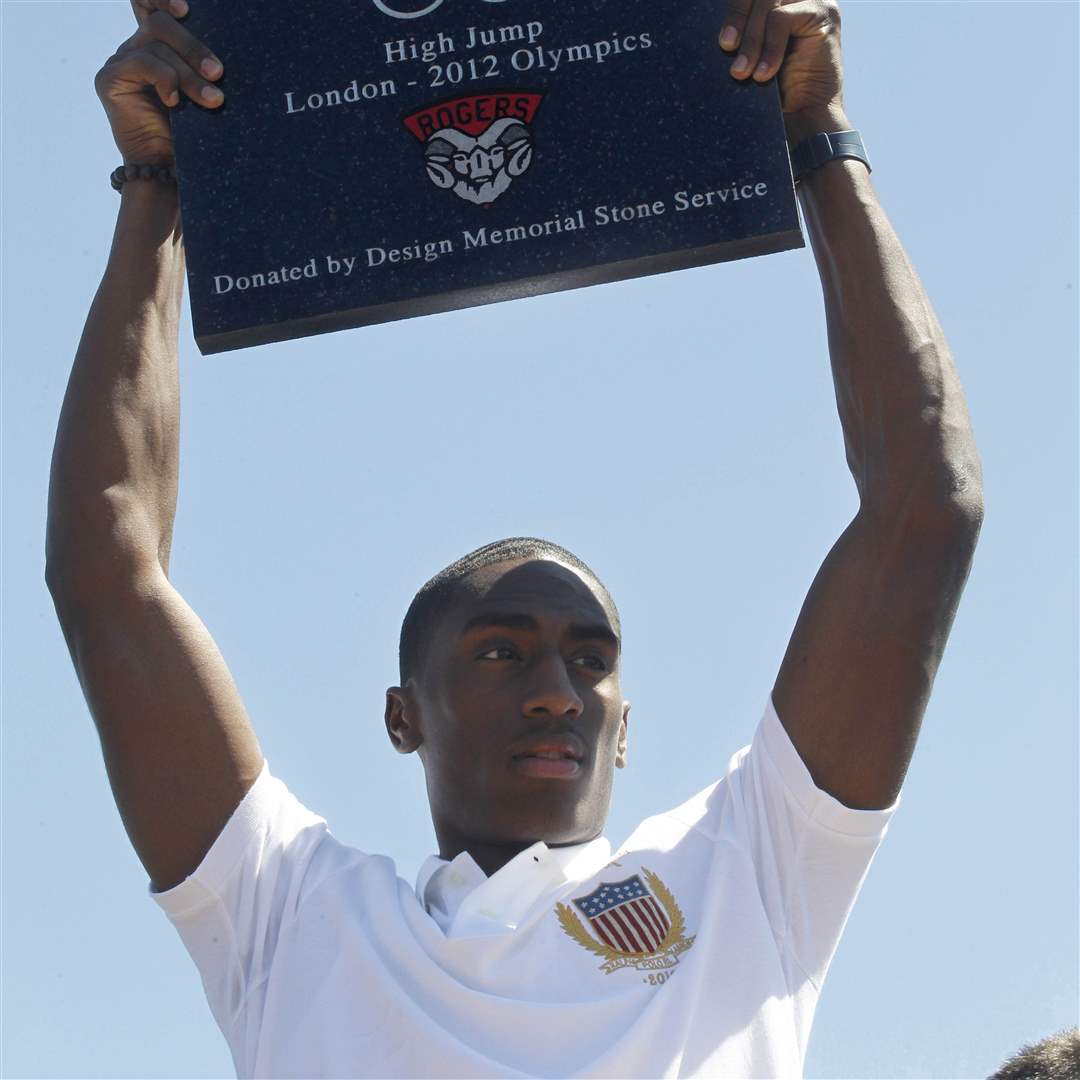 Kynard-holds-plaque