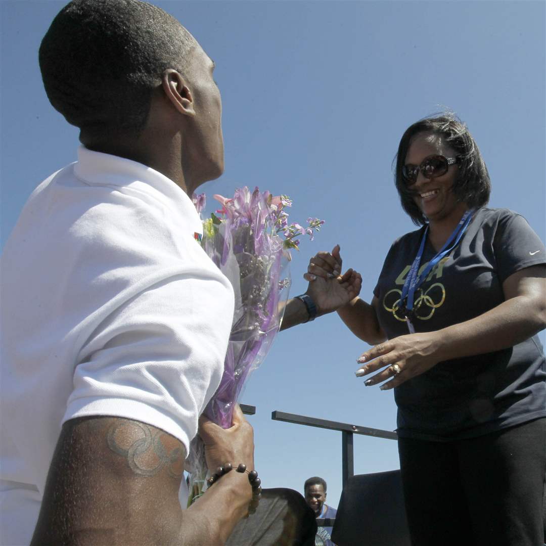 Kynard-give-mom-flowers