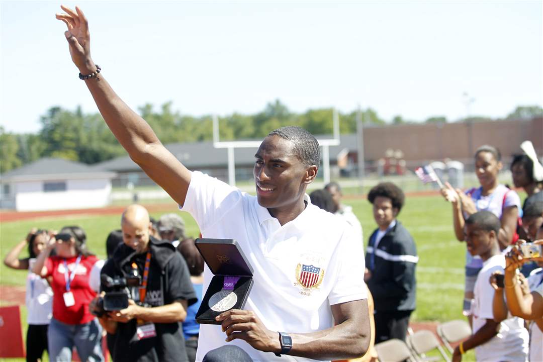 Kynard-holds-silver-medal