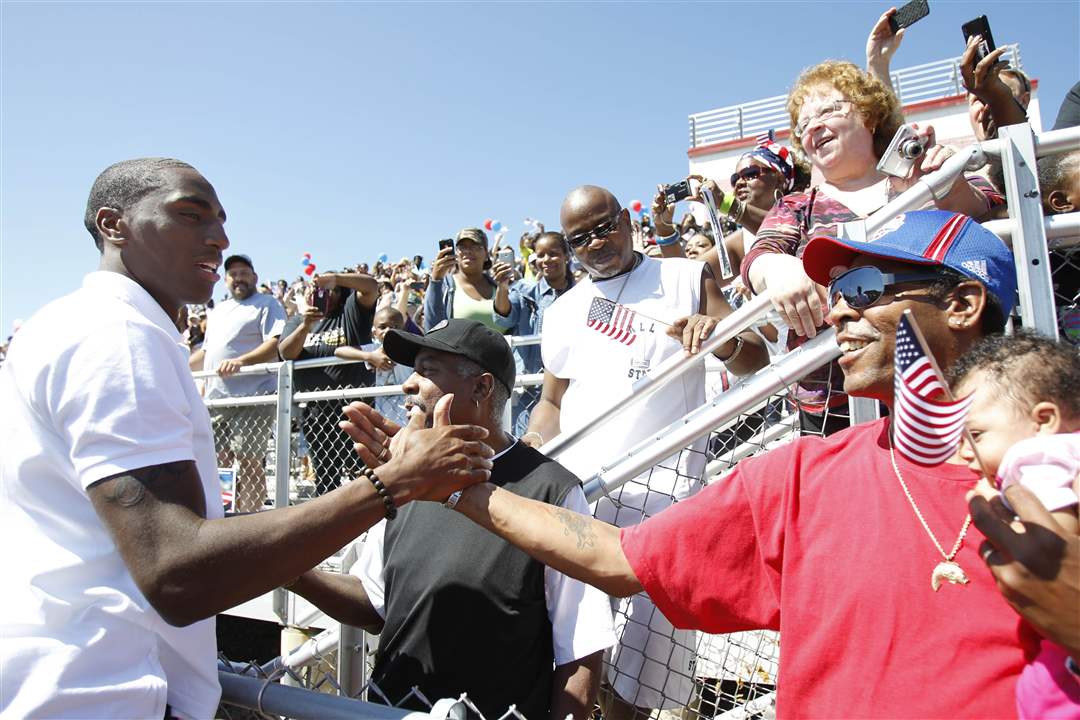 Kynard-shakes-Mark-Lockett-hand