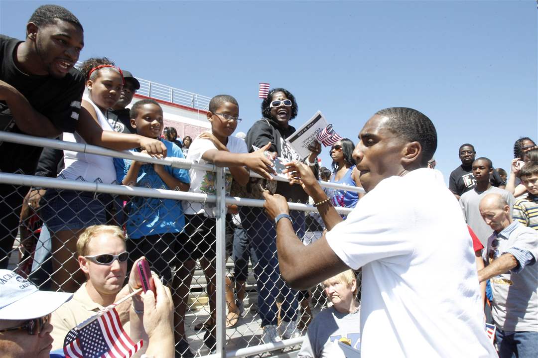 Kynard-signs-autographs