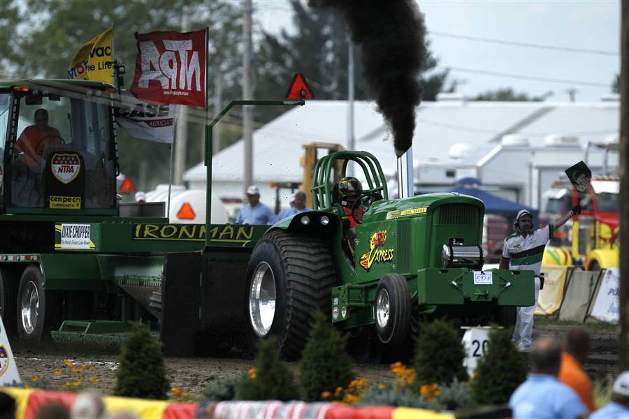 CTY-TRACTOR20p-JEREMY-SMITH