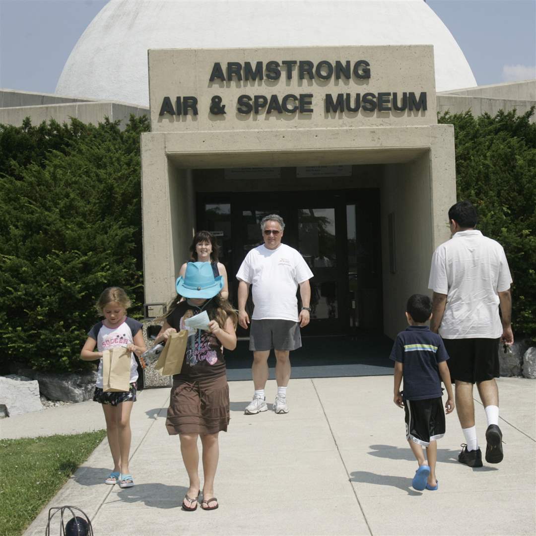 Families-come-and-go-from-the-Neil-Armstrong