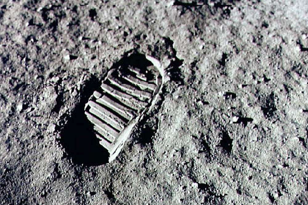 Neil-Armstrong-steps-into-history