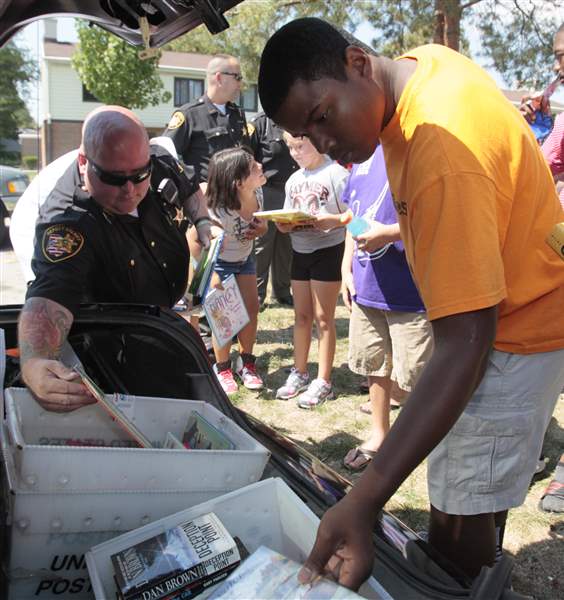 Sheriff-s-Deputy-Shawn-McMahon-and-Books-4-Buddies