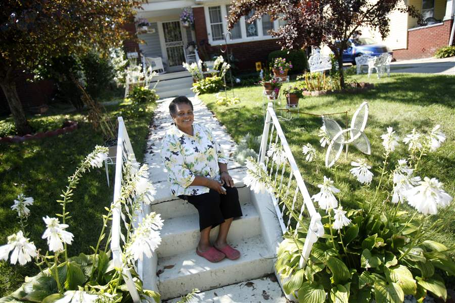 Lois-Mathis-in-front-of-her-garden