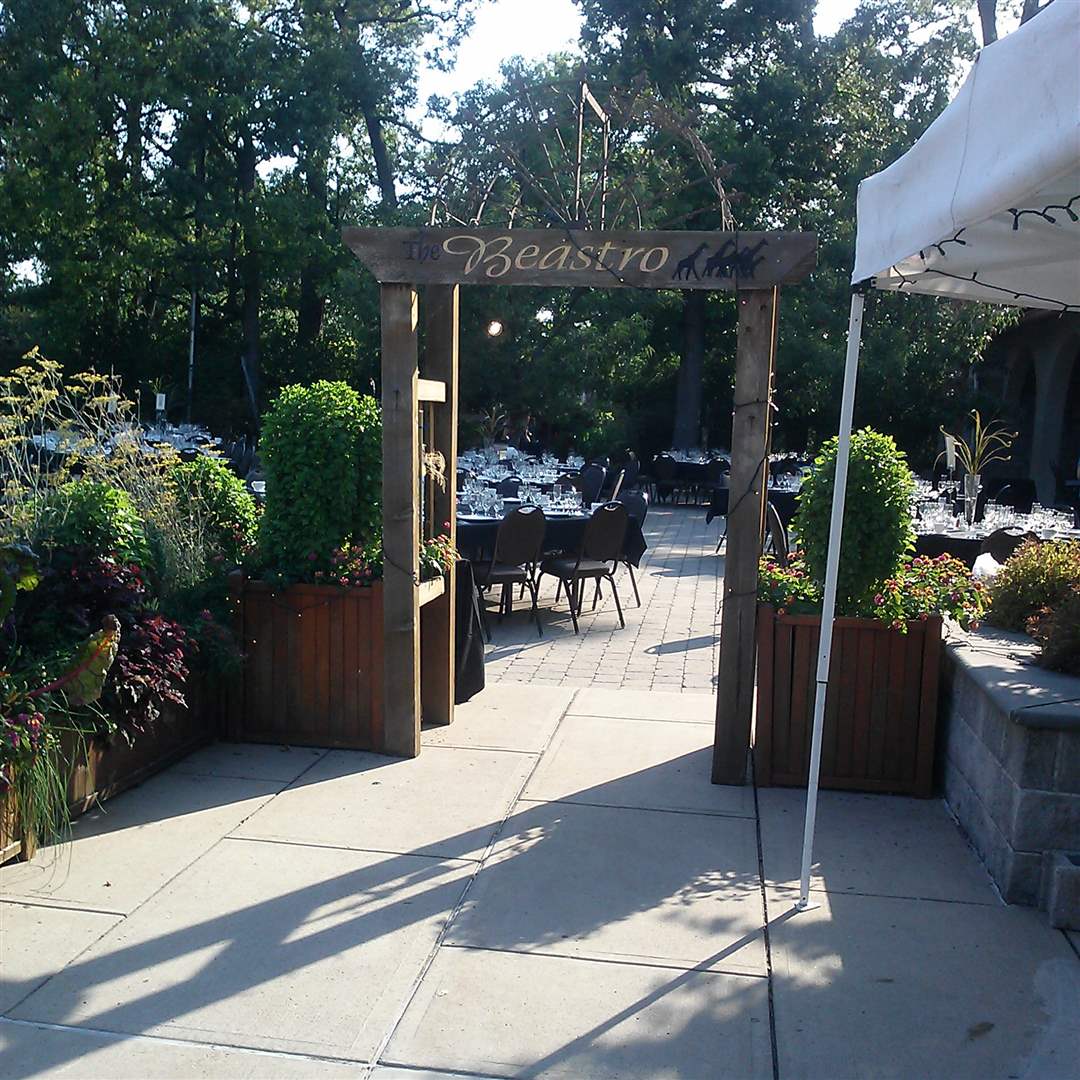 Feast-with-Beasts-Toledo-Zoo-entrance