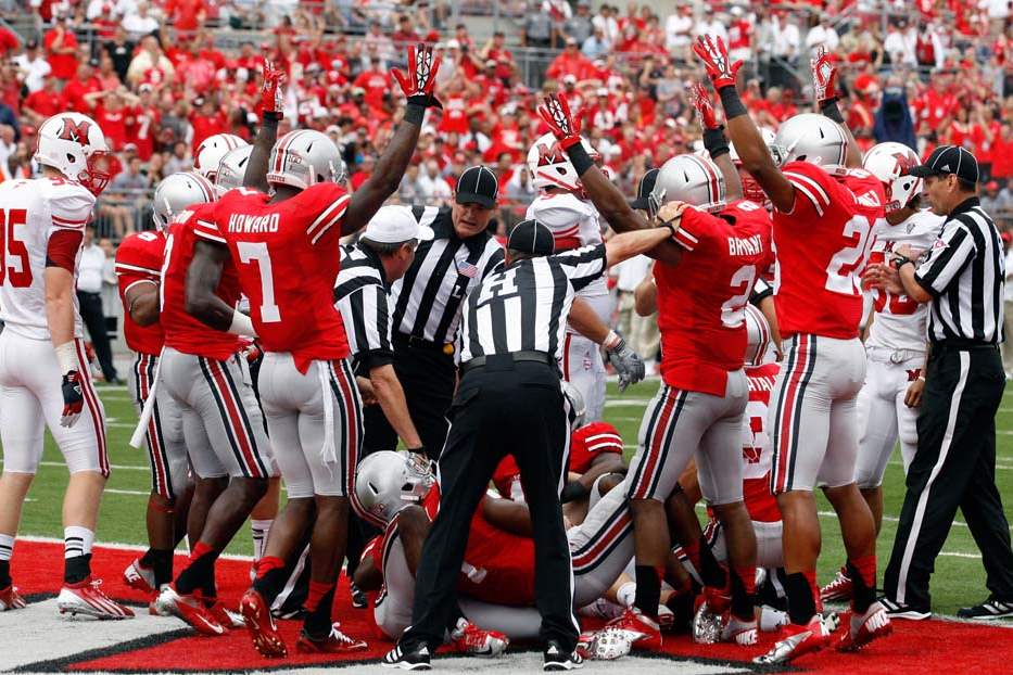 The-Ohio-State-defense-celebrates-recovering