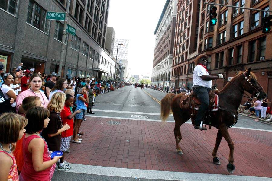 CTY-parade04p-horseman-club