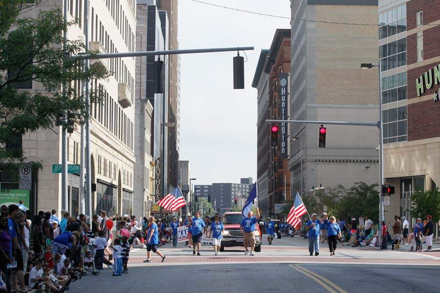 CTY-parade04p-wave-flags