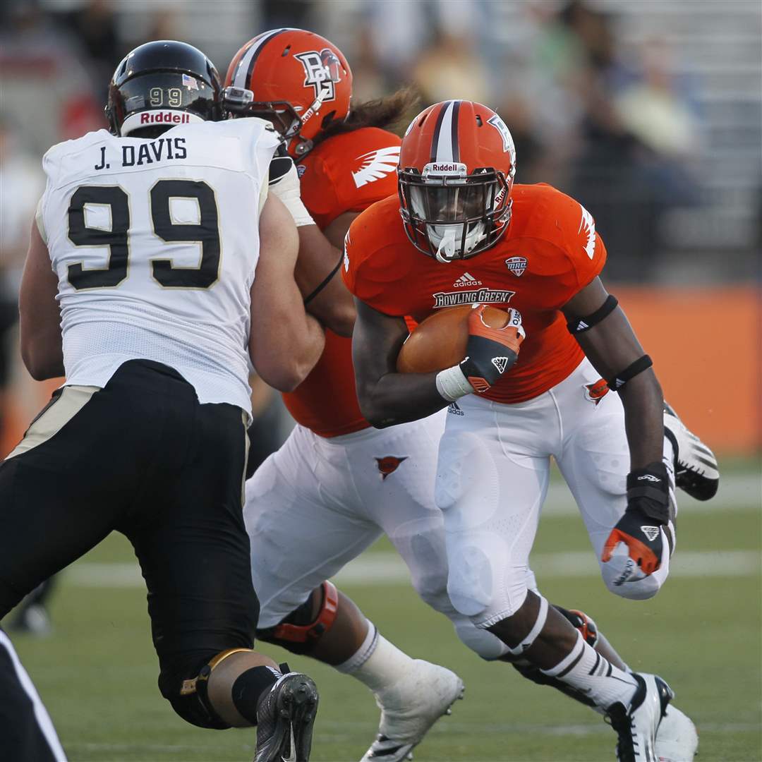 Bowling-Green-s-Anthon-Samuel-tries-to-run